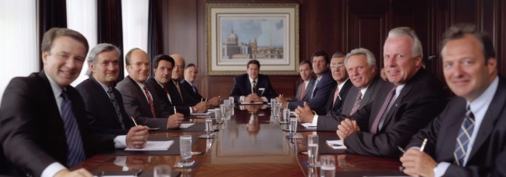 Ponentes reunidos alrededor de una mesa